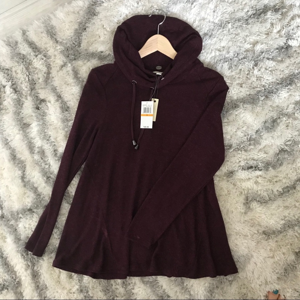 Burgundy sweatshirt with vowel neck and soft feel